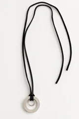 Collar de diseño artesanal con cordón de cuero negro regulable y dos piezas metálicas argolladas en níquel.
