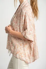 Kimono oversize color salmón con estampado abstracto en blanco.