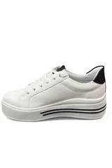 Championes deportivos blancos con detalles en negro en la lengüeta, el talón y los laterales, con suela plataforma y cordones blancos.