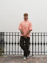 Remera color salmón de algodón con corte boxy fit y bordado pequeño en el frente.