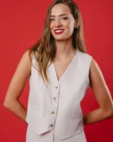 Chaleco negro de lino con botones frontales y forro interno.