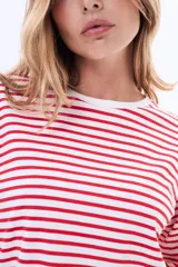 Remera de manga larga con diseño de rayas horizontales en color rojo y blanco, confeccionada en algodón, con cuello redondo y corte clásico.