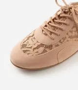 Championes de diseño bajo color tostado, con paneles laterales y superiores de encaje floral semitransparente, combinados con recortes de material sintético y cierre de cordones al tono.