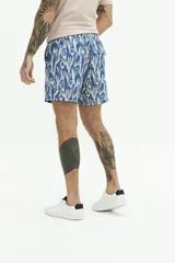 Short de baño con estampado floral en tonos azul y blanco, con cintura fija, cierre de botón y bolsillos laterales.