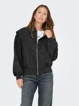 Campera de cuero sintético con cierre frontal, cuello camisero, mangas largas abullonadas con puños acanalados y diseño de paneles verticales.