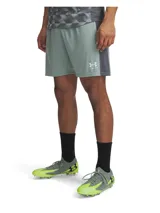 Short deportivo Under Armour de la línea Challenger, color verde grisáceo con paneles laterales de malla en tono más oscuro. Presenta logo de la marca en la pierna izquierda y cintura elástica con cordón interno.