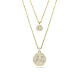 Collar doble con cadena dorada y dijes circulares con cristales blancos incrustados. El dije más pequeño tiene un cristal central, mientras que el dije más grande está completamente cubierto de cristales. El collar tiene un cierre de mosquetón ajustable.