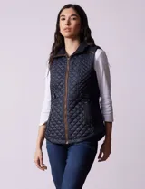 Chaleco capitoneado color beige, marca Gallery. Con abertura central con cierre, bolsillos delanteros con cierre, laterales en tejido elastizado y forro interno a tono.