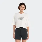 Remera de corte crop y mangas cortas, confeccionada en tejido de punto de algodón suave. Presenta un estampado gráfico frontal con el logo de la marca en diseño de encaje.