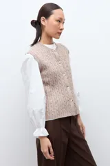 Chaleco de punto con textura acanalada, color tostado melange, con cuello redondo y cierre frontal de botones.