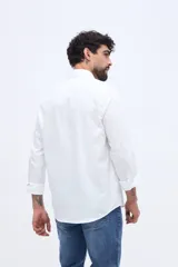 Camisa de manga larga color rosado, con cuello camisero, cierre frontal de botones y corte semi slim.