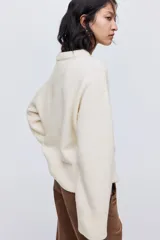 Buzo de punto suave con diseño oversized, cuello redondo acanalado, hombros caídos y terminaciones acanaladas en puños y bajo.