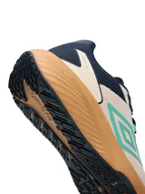 Championes de running Umbro Rad para hombre, color negro con entresuela blanca y detalles en rojo.