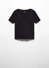 Camiseta básica de manga corta y cuello en V color negro, con diseño recto y ligero.