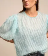 Blusa de chiffon azul marino con cuello redondo, mangas cortas con pliegues en los hombros y textura con felpas.