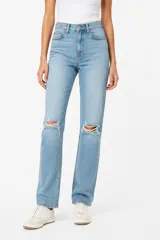 Pantalon jean de corte recto y calce medio, con diseño de roturas en ambas rodillas y acabado en tono celeste claro.