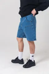 Bermuda cargo de algodón negro con calce relajado, bolsillos laterales aplicados y diseño utilitario.