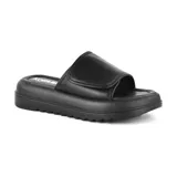 Sandalia casual negra con plataforma y tira ancha con velcro.