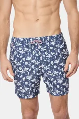 Short de baño clásico con estampado de flores blancas sobre fondo azul marino, cintura elástica con cordón ajustable, dos bolsillos laterales y suspensor de malla fina.
