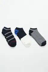 Pack de tres pares de soquetes de algodón con diseños variados: uno negro con rayas horizontales blancas y detalle rojo, uno con diseño de bloques en negro, blanco y azul, y uno con rayas finas horizontales en blanco y negro.