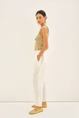 Pantalon de corte recto confeccionado en mezcla de liocel y lino, con cintura elastizada y bolsillos laterales.