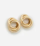 Par de aros dorados con diseño de nudo triple.