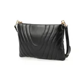 Bandolera negra de cuero sintético con diseño acolchado rectangular y costuras a tono. Tiene acceso con cierre, un bolsillo interno con cierre y otro abierto. La correa es regulable y los herrajes son dorados.