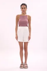 Short blanco de tiro alto con bolsillos laterales tipo cargo.