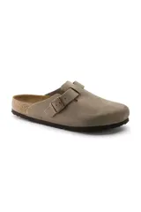 Zueco Birkenstock Boston de gamuza color topo, con plantilla anatómica de corcho y látex, y suela de EVA. Ajuste estrecho.