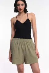 Short verde militar confeccionado en 100% algodón, con cintura elastizada y calce cómodo.