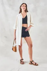 Camisa larga color crema de lino y viscosa, de corte oversize con mangas 3/4 y cuello clásico.