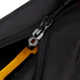 Bolso maletín multipropósito Caterpillar color negro, con asas superiores y laterales, bolsillo frontal con cierre, detalles en amarillo y logo de la marca.