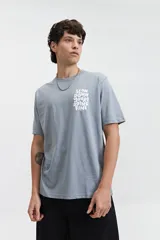 Remera celeste de manga corta con cuello redondo y estampado frontal con la frase "Slow Down You're Doing Fine" en letras blancas con efecto 3D.