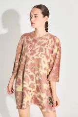 Sweater tipo remerón oversize con proceso artesanal batik en tonos marrones y amarillos.