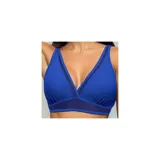 Conjunto de bikini azul de dos piezas, compuesto por un corpiño estilo triángulo con detalles de transparencia y una bombacha de tiro alto con fruncidos laterales y detalles translúcidos.