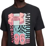Remera de manga corta Under Armour color negro, con estampado gráfico frontal que combina el logo de la marca, texto y patrones geométricos en tonos rosado y celeste.