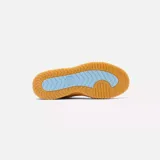 Sneakers de plataforma baja Sorel Ona Ave Low, color blanco con detalles en naranja en el talón, suela de goma marrón texturizada y detalles en celeste en la lengüeta.