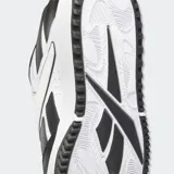 Championes Reebok modelo ATR Chill, inspirados en el básquetbol, color blanco con detalles en negro, confeccionados en cuero sintético, con suela de goma y cierre de cordones.