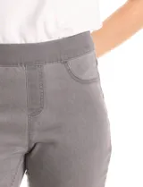 Jegging de tiro medio-alto en color gris, confeccionado en tejido de algodón elástico. Presenta cintura elástica ancha, bolsillos delanteros simulados y bolsillos traseros aplicados, con pierna entallada y terminación bootcut.