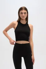 Top sin mangas color verde oliva, al cuerpo y cuello redondo.