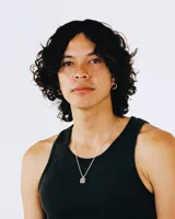 Collar de plata 925 con dije cuadrado de plata envejecida. El dije tiene un engaste con piedra amarilla y dos estrellas plateadas en relieve sobre la piedra.