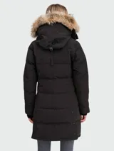 Campera negra acolchada con capucha y ribete de piel. Cierre frontal con botones a presión y bolsillos laterales.