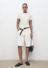 Camiseta de cuello redondo y manga corta, con diseño recto y acabado combinado en el cuello.