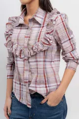 Camisa a cuadros color lila, beige y rojo, con cuello clásico, mangas 3/4 y volados en el frente.