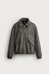 Cazadora de hombre regular fit confeccionada en tejido efecto ante, con acabado lavado, cuello solapa, manga larga, bolsillos de plastrón con solapa en la cadera, detalles elásticos en puños y cintura, y cierre frontal de cremallera.