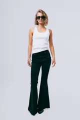 Top Tali de diseño ajustado al cuerpo, confeccionado en tejido acanalado de color negro, con escote redondo y tirantes anchos.