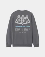 Buzo gris oscuro con efecto acid wash, corte regular fit y cuello redondo. Presenta una estampa grande en la espalda con diseño de calavera, el texto "Kaboa" y detalles de fechas de tour en tonos claros.