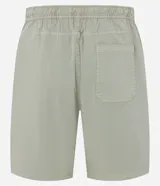 Bermuda masculina de sarga color verde, de corte recto con bolsillos laterales y traseros. Cuenta con cintura elástica y cordón ajustable.