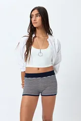 Short tejido a rayas horizontales en tonos beige, azul y blanco, con cintura ancha elastizada.