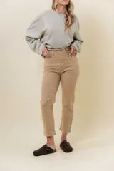 Pantalón de jean negro, corte recto, tiro medio-alto y largo al tobillo.